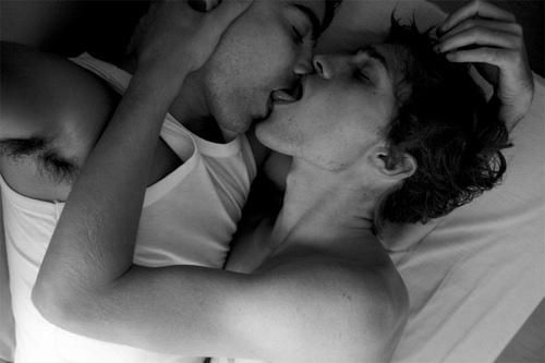 black-and-white-couple-gay-love-Favim.com-354572